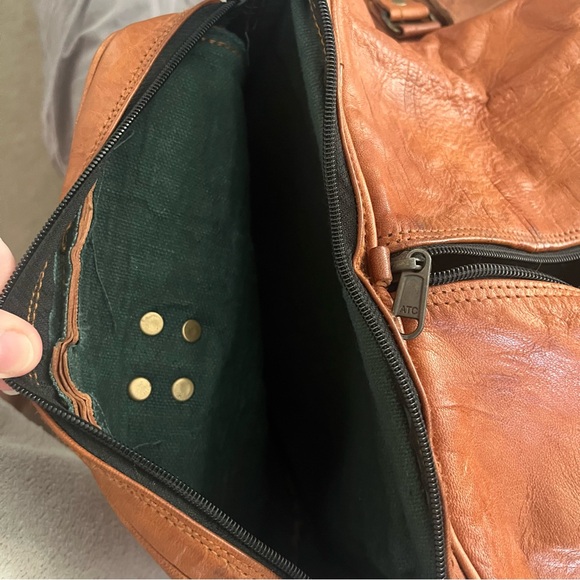 Beautiful brown leather duffle bag with high quality canvas lining - Picture 7 of 8